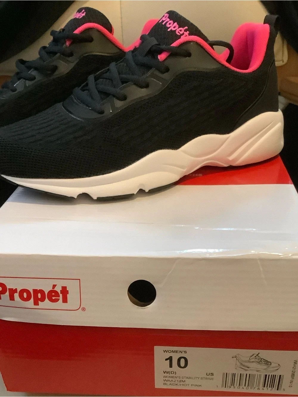 New in the box PROPET 10W Stability Strive Walking Sneakers Black & Hot Pink New